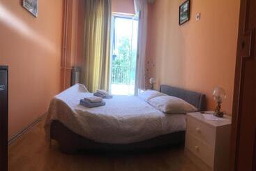 هتل Guesthouse Villa Manda