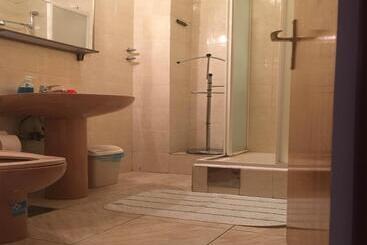 هتل Guesthouse Villa Manda