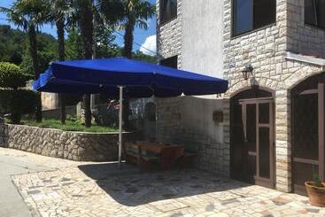 هتل Guesthouse Villa Manda