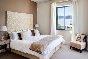 هتل Marine Square Luxury Suites