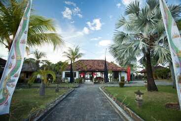 هتل Segara Bukit Seaside Cottages