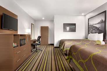 هتل Super 8 By Wyndham Windsor/dougall