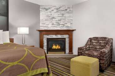 هتل Super 8 By Wyndham Windsor/dougall