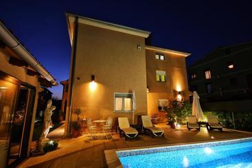 هتل Villa Mihaela