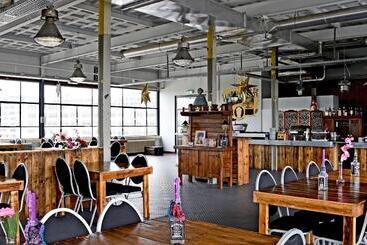 هتل Stayokay Hostel Eindhoven   Blue Collar