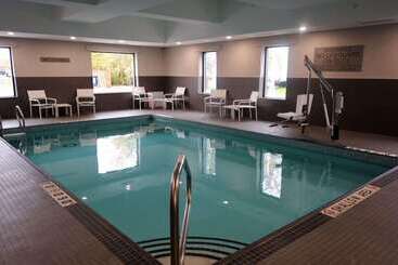 هتل Country Inn & Suites By Radisson, Belleville, On