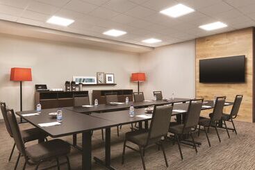 هتل Country Inn & Suites By Radisson, Belleville, On