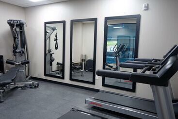 هتل Country Inn & Suites By Radisson, Belleville, On