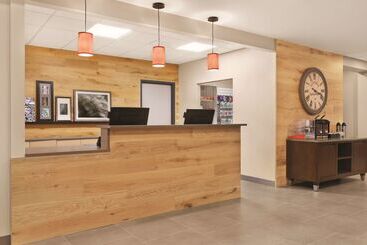 هتل Country Inn & Suites By Radisson, Belleville, On