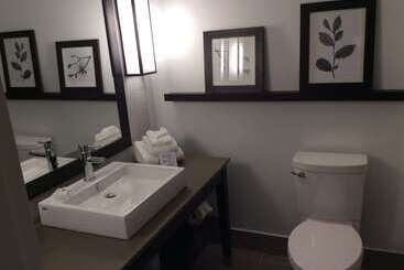 هتل Country Inn & Suites By Radisson, Belleville, On