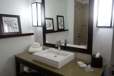 هتل Country Inn & Suites By Radisson, Belleville, On