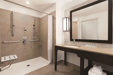 هتل Country Inn & Suites By Radisson, Belleville, On