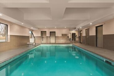 هتل Country Inn & Suites By Radisson, Belleville, On