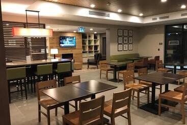 هتل Country Inn & Suites By Radisson, Belleville, On