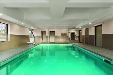 هتل Country Inn & Suites By Radisson, Belleville, On