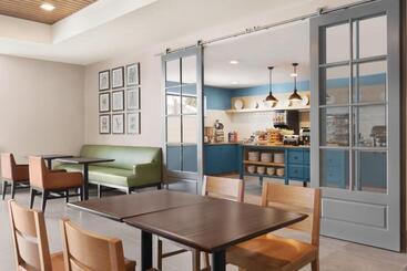 هتل Country Inn & Suites By Radisson, Belleville, On