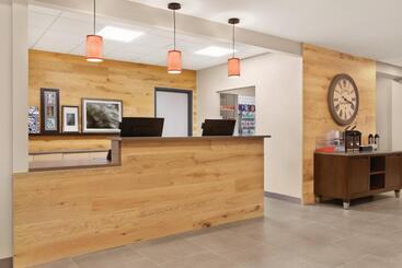 هتل Country Inn & Suites By Radisson, Belleville, On