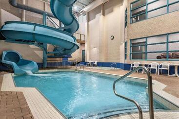 هتل Travelodge By Wyndham Brandon