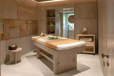 استراحتگاه The Source Herbal Detox Retreat