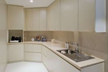 V Hotel Dubai, Curio Collection By Hilton