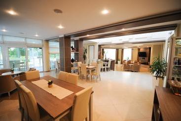 تختخواب و صبحانه Bruxelles Guesthouse Craiova