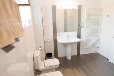 تختخواب و صبحانه Bruxelles Guesthouse Craiova