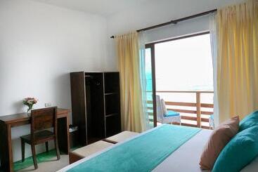تختخواب و صبحانه Cormorant Beach House