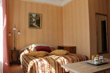 مسافرخانه City Center Kaķis B&b