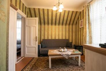 مسافرخانه City Center Kaķis B&b