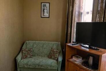 مسافرخانه City Center Kaķis B&b