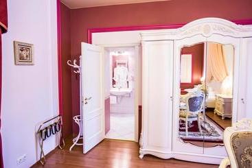 هتل 13 Chairs Boutique