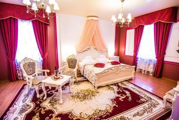 هتل 13 Chairs Boutique