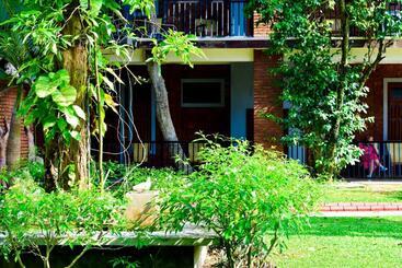 هتل Hostel City Hub Colombo Airport