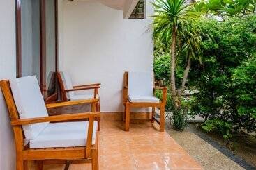 Отель Reddoorz At Ocean 2 Gili Trawangan