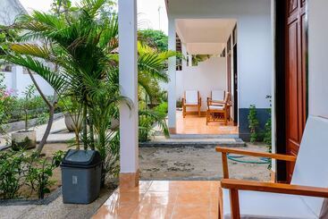 Отель Reddoorz At Ocean 2 Gili Trawangan