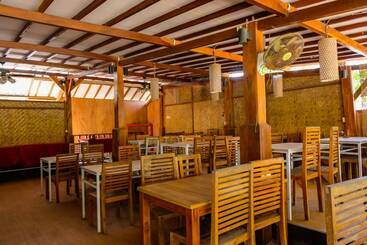 Отель Reddoorz At Ocean 2 Gili Trawangan