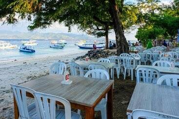 Отель Reddoorz At Ocean 2 Gili Trawangan
