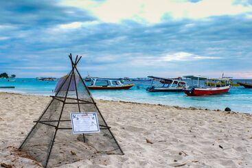 Отель Reddoorz At Ocean 2 Gili Trawangan