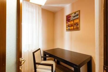 هتل Pensiunea Casa Zanelor
