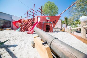 هتل Pirates Resort