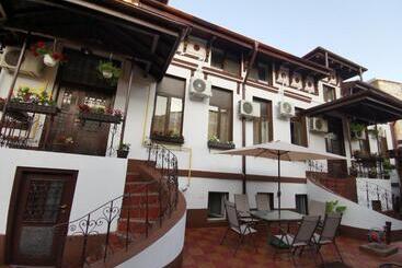 Joe Hostel