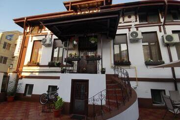 Joe Hostel