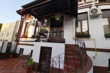 Joe Hostel