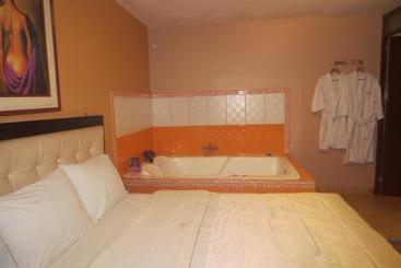 هتل Amanecer Inn