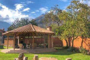 هتل Lizzy Wasi Urubamba