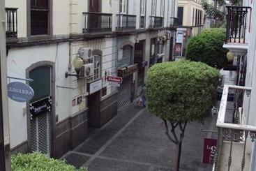 تختخواب و صبحانه Downtown House