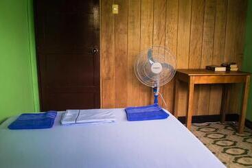 تختخواب و صبحانه Hostel Casa De Las Palmas Tours