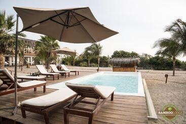 هتل Bamboo Lodge