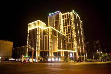 هتل Holiday Inn Express Zhangjiakou Park View