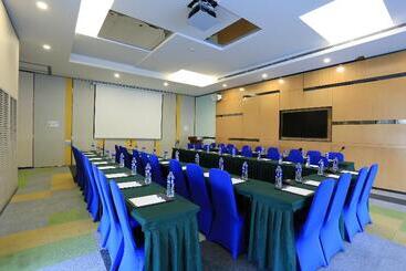 هتل Holiday Inn Express Zhangjiakou Park View